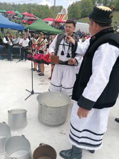 TRADIŢIII | Momentul de Sâmbră, sfințirea turmelor de oi și măsurișul laptelui