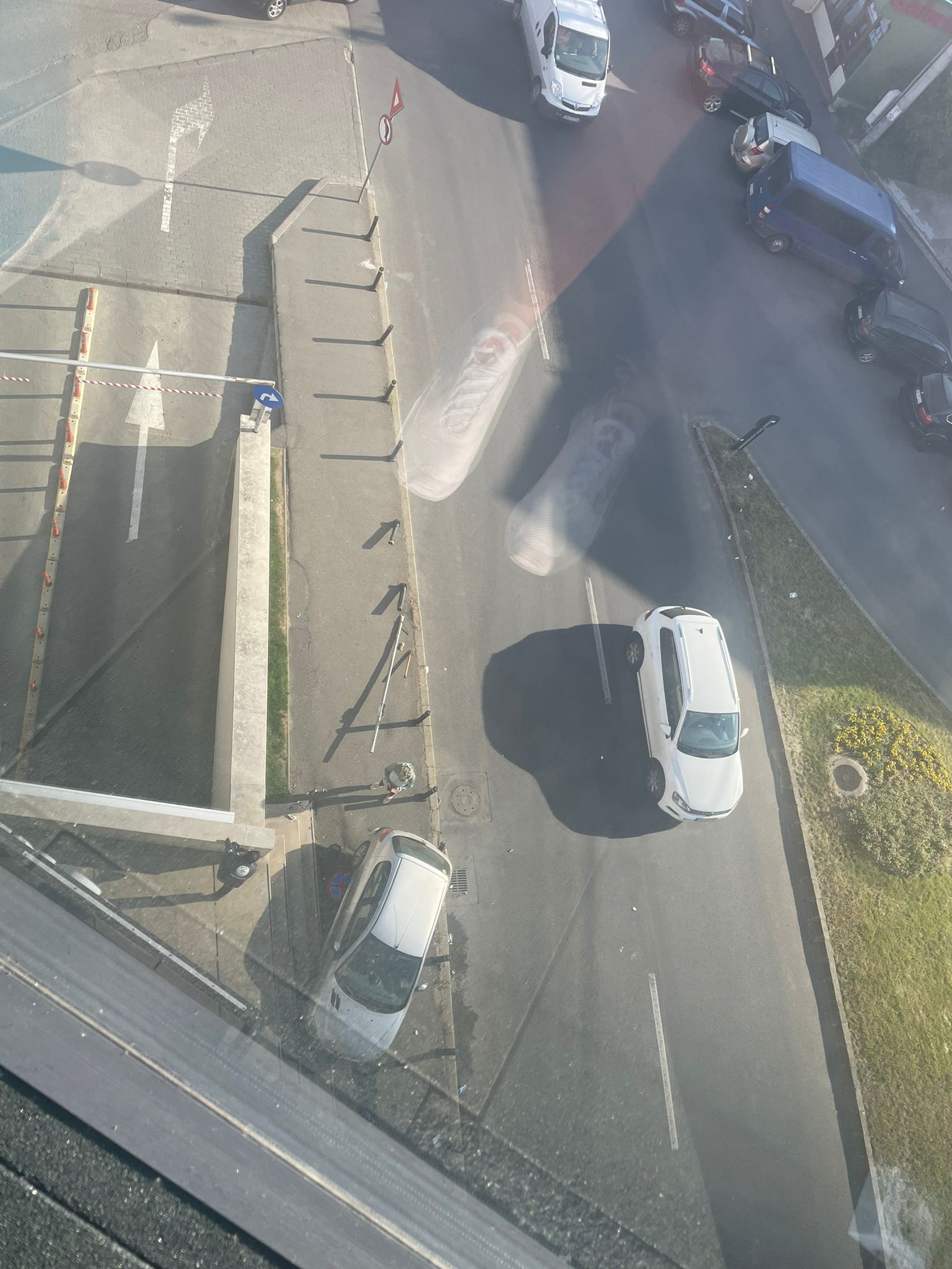 Un începător a intrat cu mașina în mall