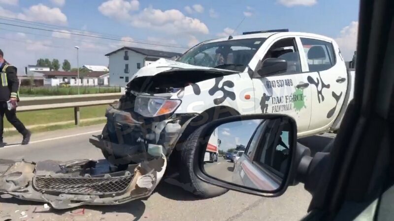 FOTO. Accident rutier între o autoutilitară, un camion și un SUV