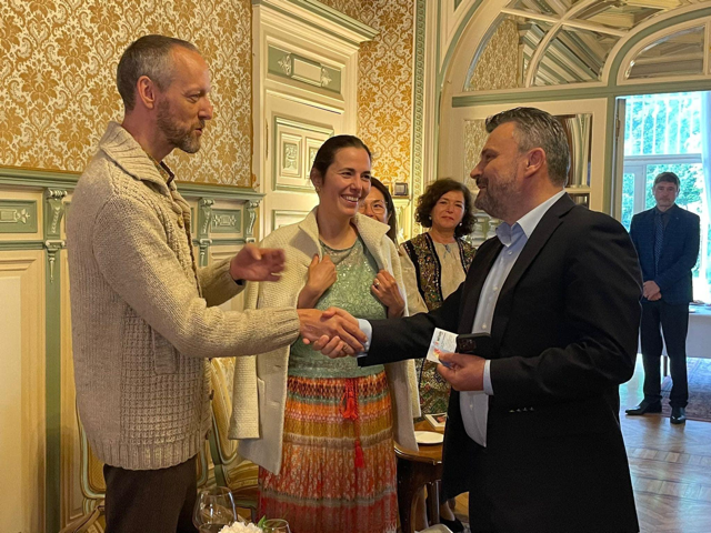 PREZENȚĂ. Sătmăreanul Gică Cârciu alături de românii din Belgia