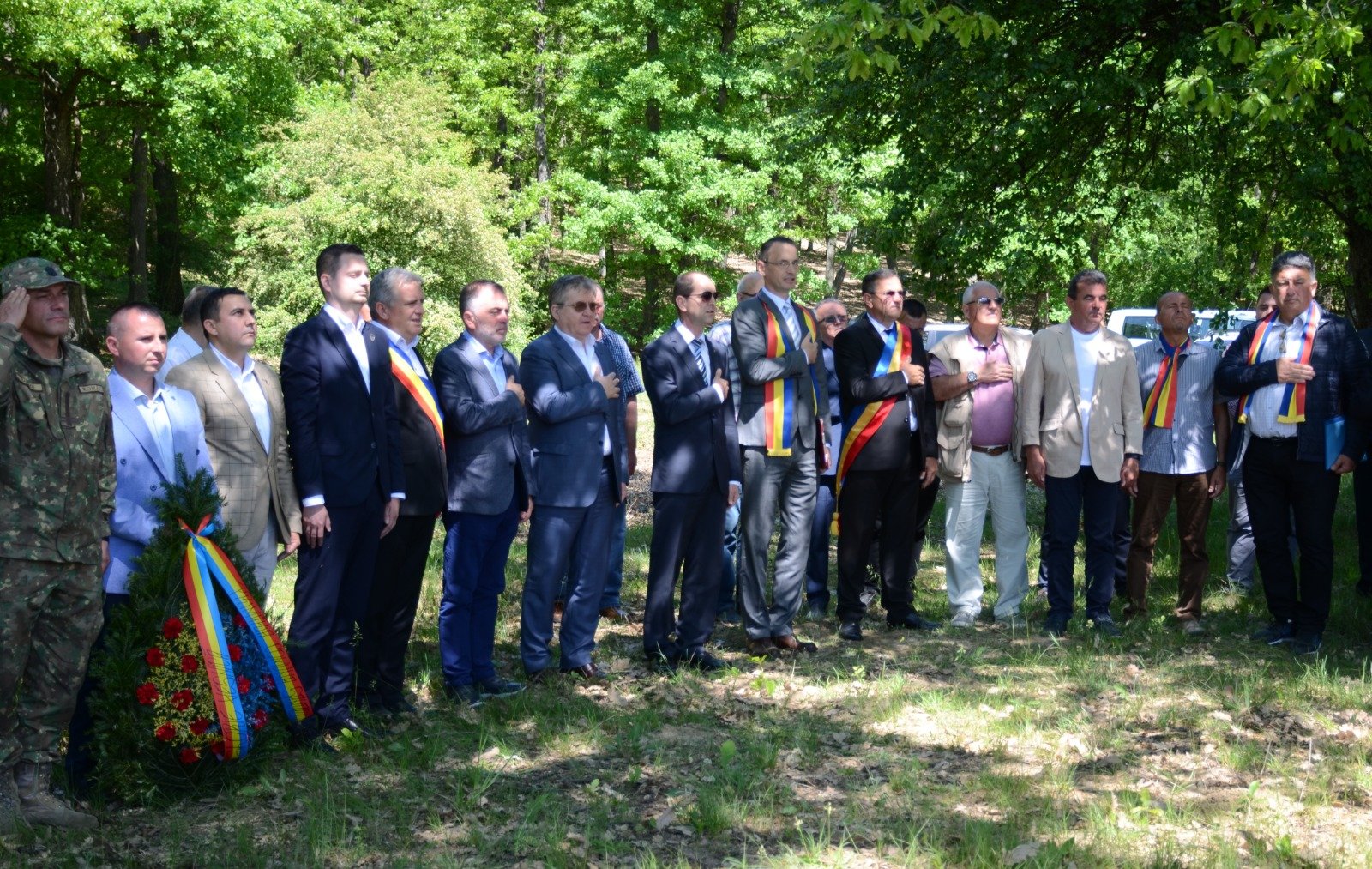 FOTOGALERIE. Presedintele PSD Satu Mare Mircea Govor alături de directorul de Cancelarie Radu iancu la comemorarea eroului necunoscut de la CEAN-SĂUCA