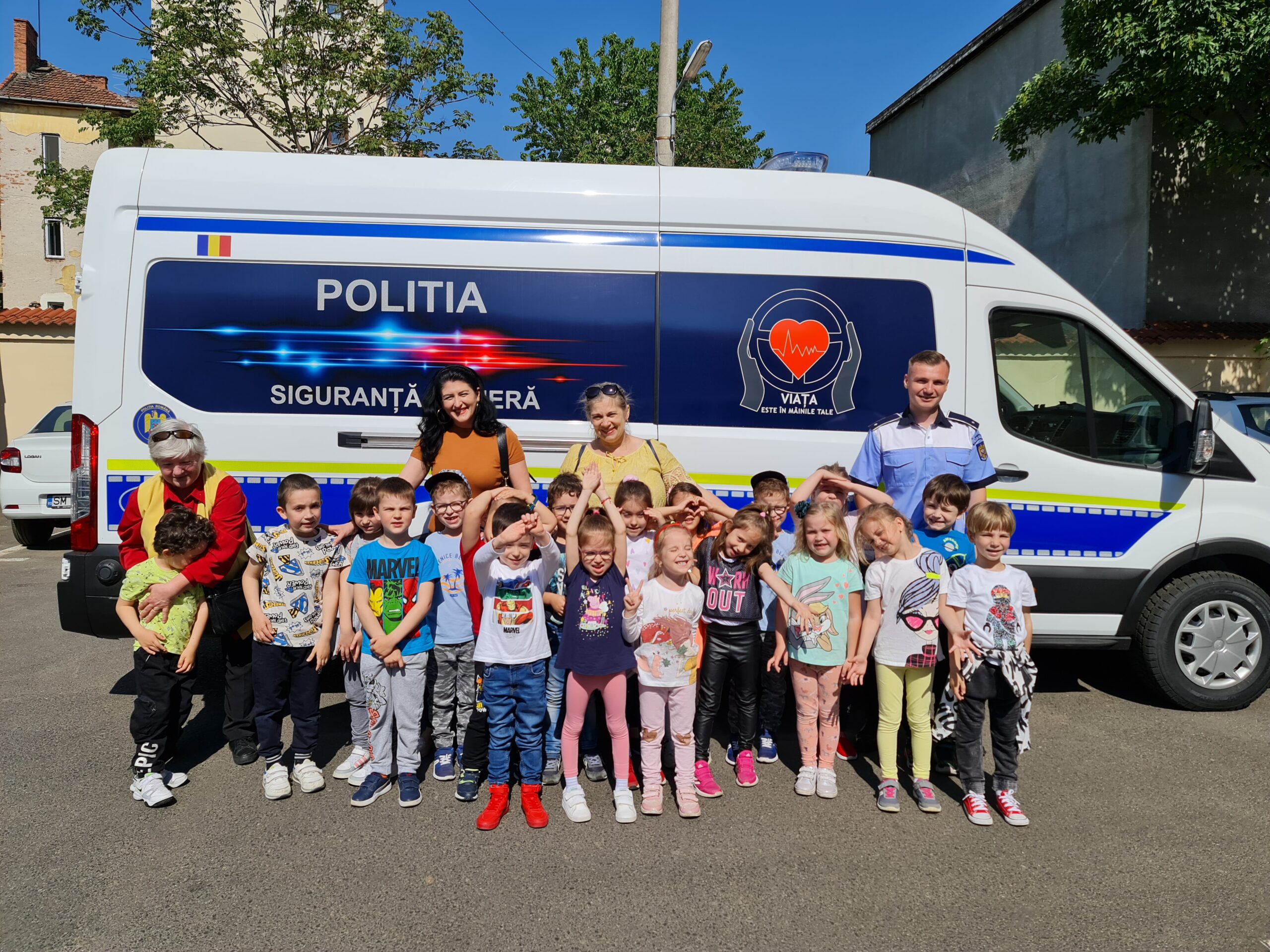 “Fluturașii” Grădiniței Mondiala au vizitat polițiștii rutieri sătmăreni