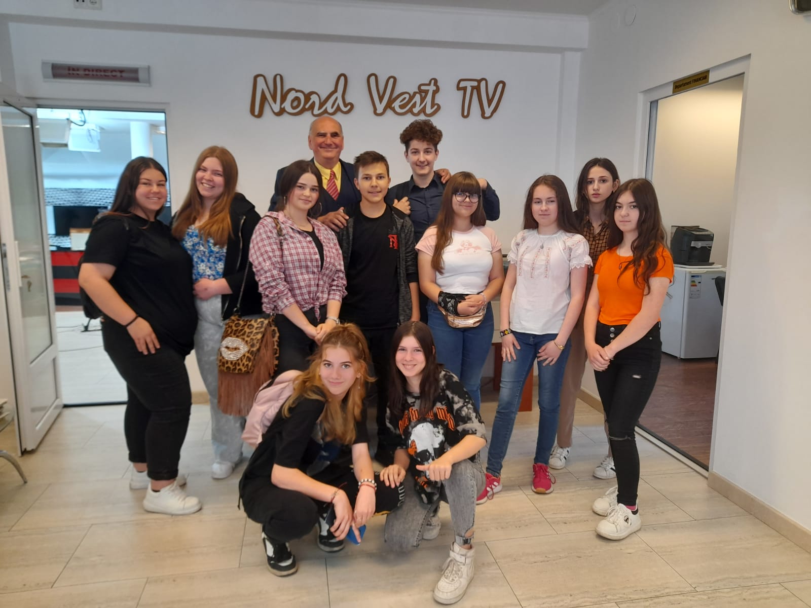 Cursurile specializate de media, oferite de Școala Gimnazială „Mircea Eliade” încep să prindă contur în studioul Nord Vest TV