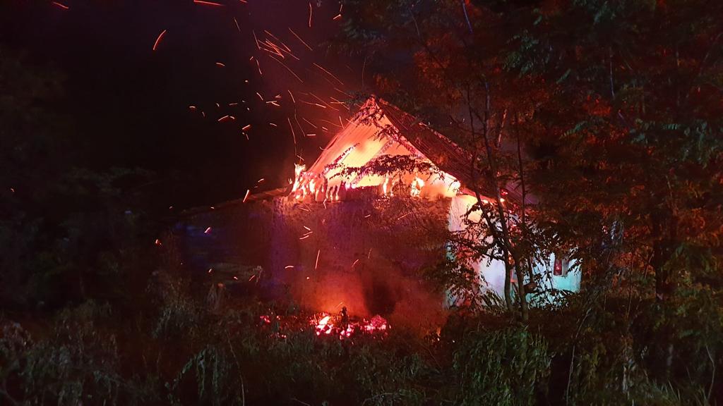 GALERIE FOTO. Incendiu în miez de noapte la o casă din Boghiș