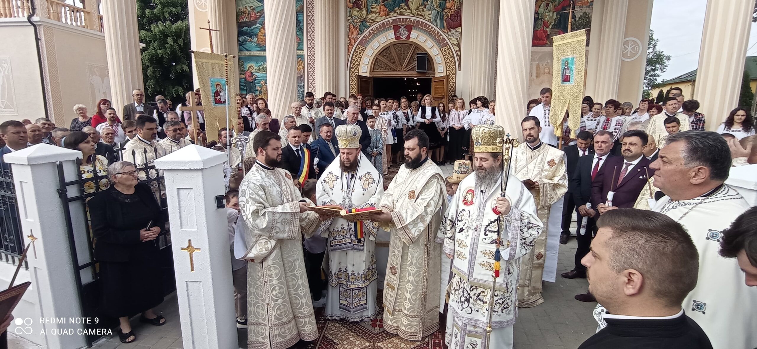 FOTOGALERIE. Liturgie Arhierească și sfințire de biserică cu doi episcopi la Medieșu Aurit