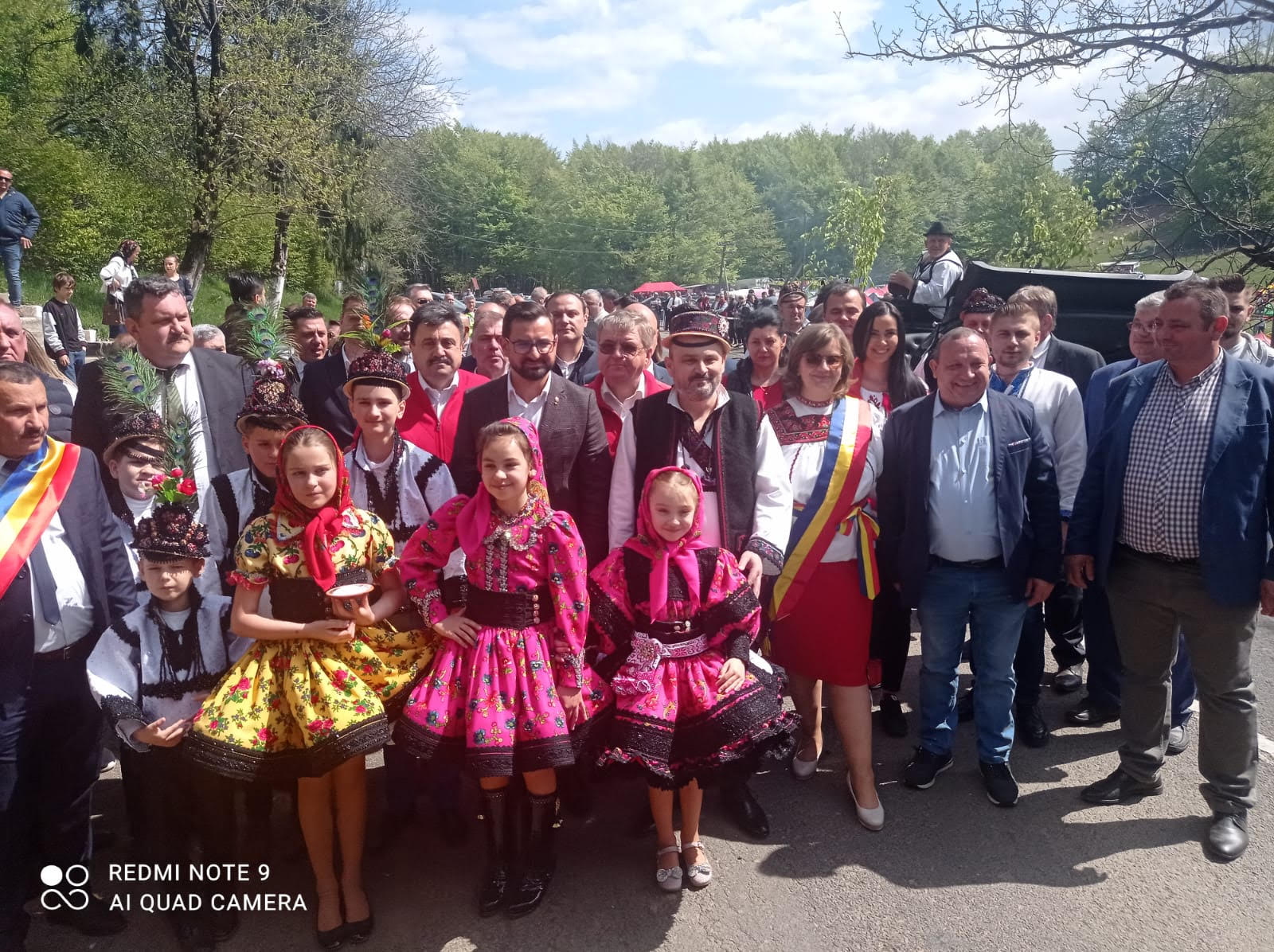 OBICEIURI | În zi de sărbătoare, oșenii își poartă cu mândrie costumele tradiționale!