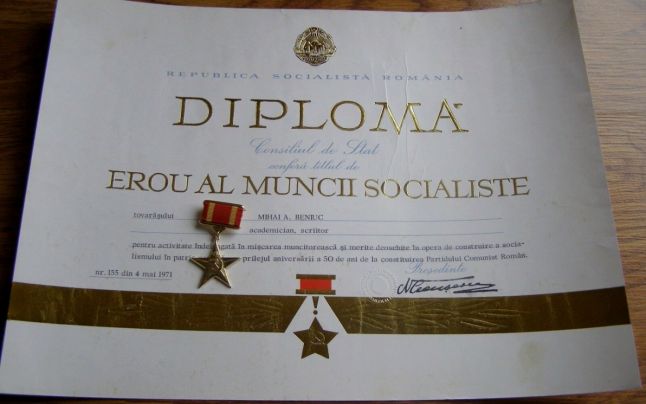 Un sătmărean scoate la vânzare o diplomă acordată unui scriitor român de către Nicolae Ceaușescu la un preț impresionant