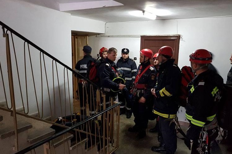 Sătmărean salvat în ultimul moment de pompieri. Era căzut în locuință