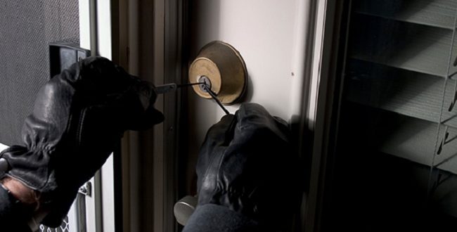 Un bărbat a fost prins după ce a furat un obiect de aur dintr-un apartament din Carei