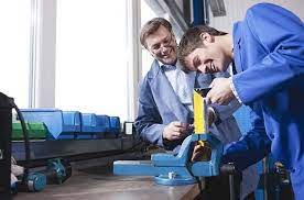 Patronii pot primi bani pentru programele de ucenicie