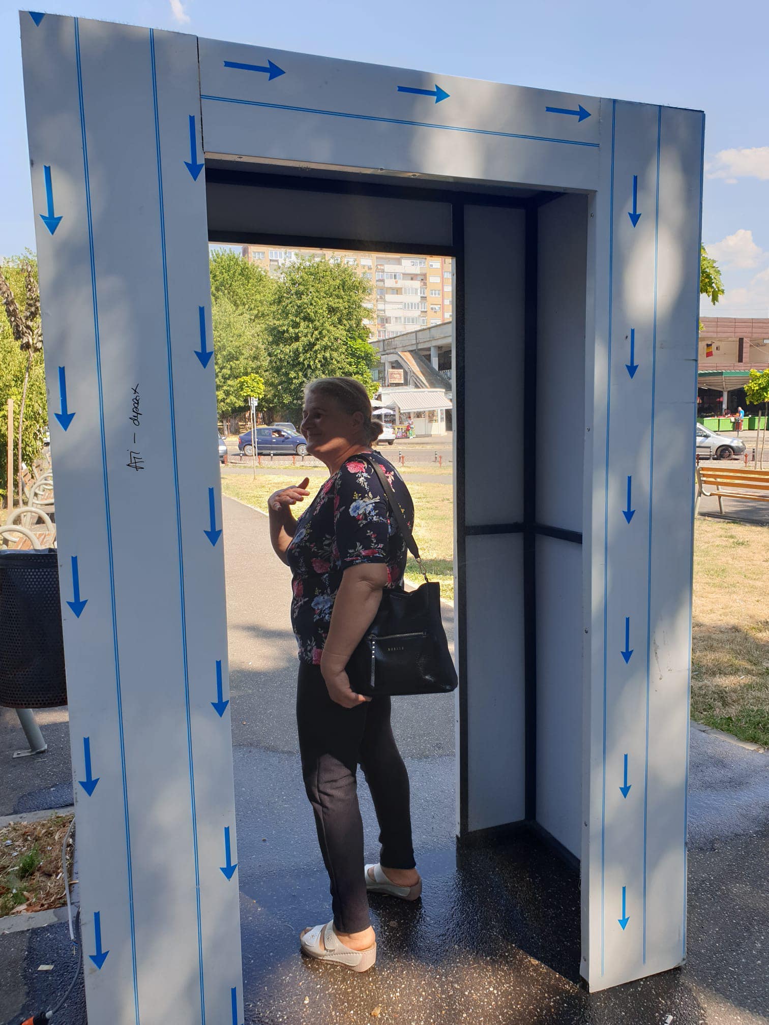 Poartă cu vapori de apă, în fața Spitalului Județean