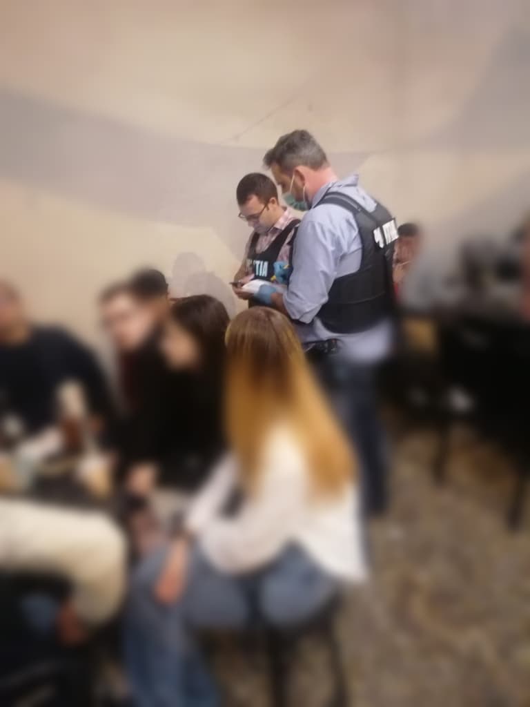 ACȚIUNE. Razii de PROPORȚII a polițiștilor la TERASE. Ce ARSENAL a fost descoperit