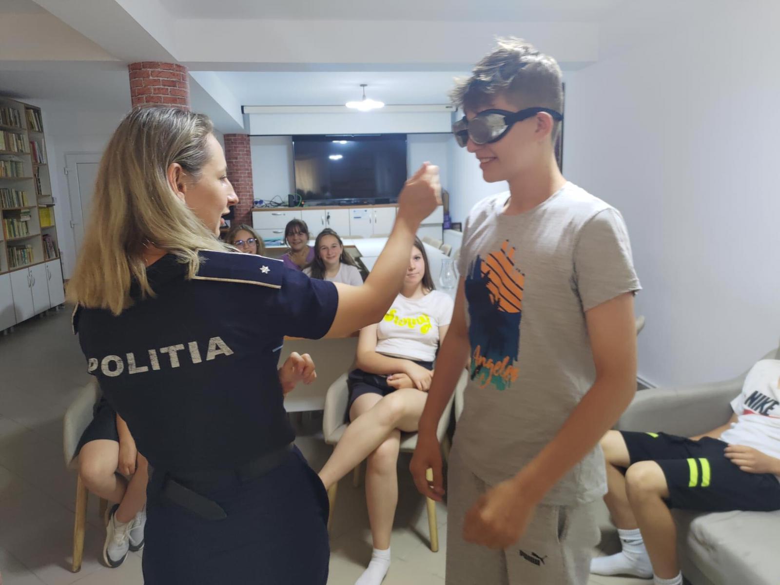 Copii și tinerii din Negrești Oaș, informați de polițiști
