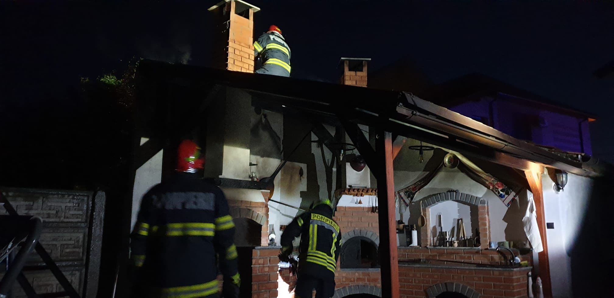 FOTO. Incendiu de PROPORȚII la Satu Mare. Casă, la un pas să fie DISTRUSĂ