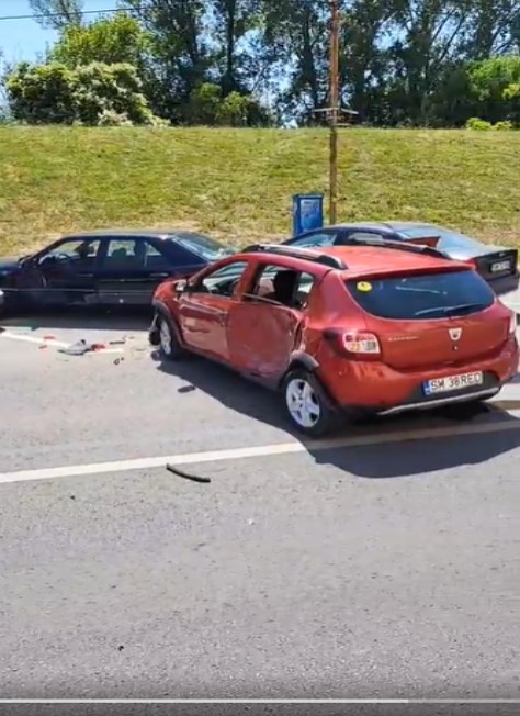 Accident pe bulevardul Transilvania. 8 autoturisme au suferit avarii