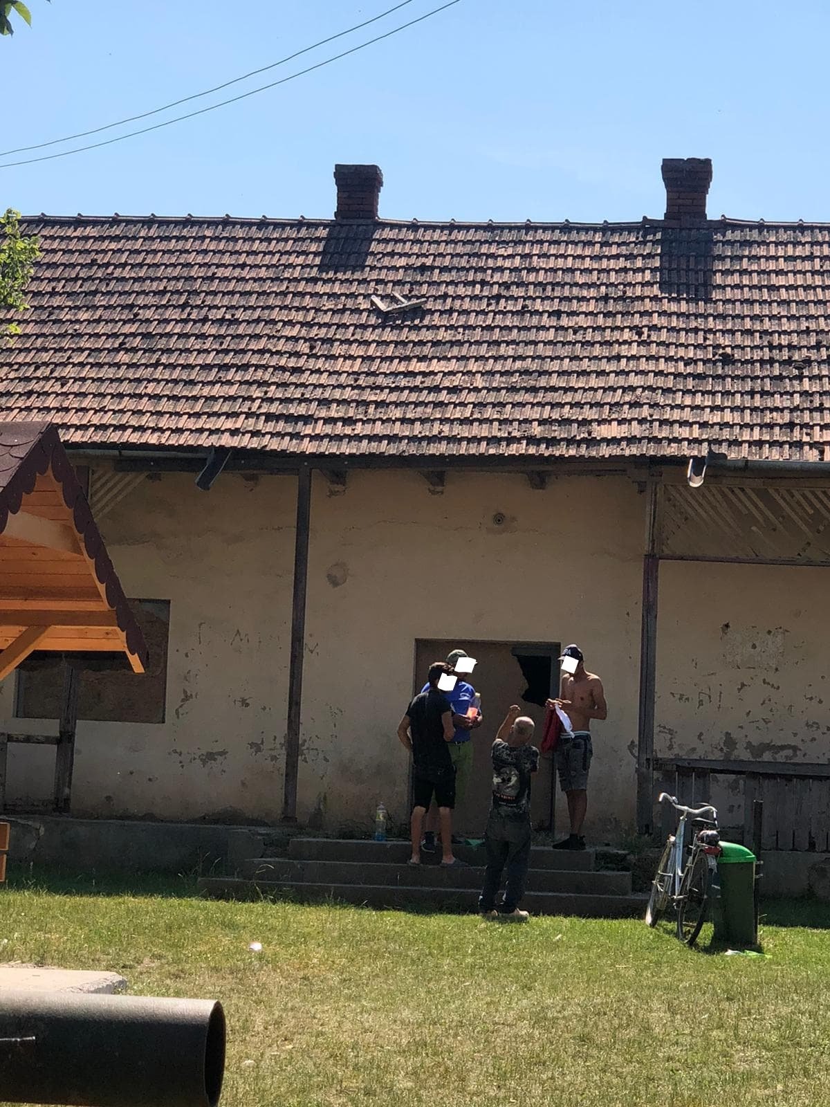 Prinși consumând alcool în zona de joacă pentru copii