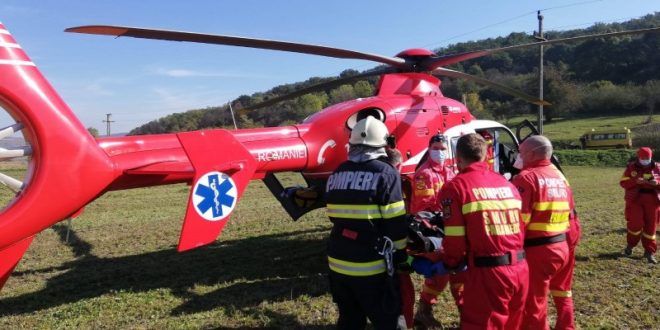 DRAMĂ în județ. O persoană a DECEDAT  după ce a fost prinsă într-u utilaj agricol