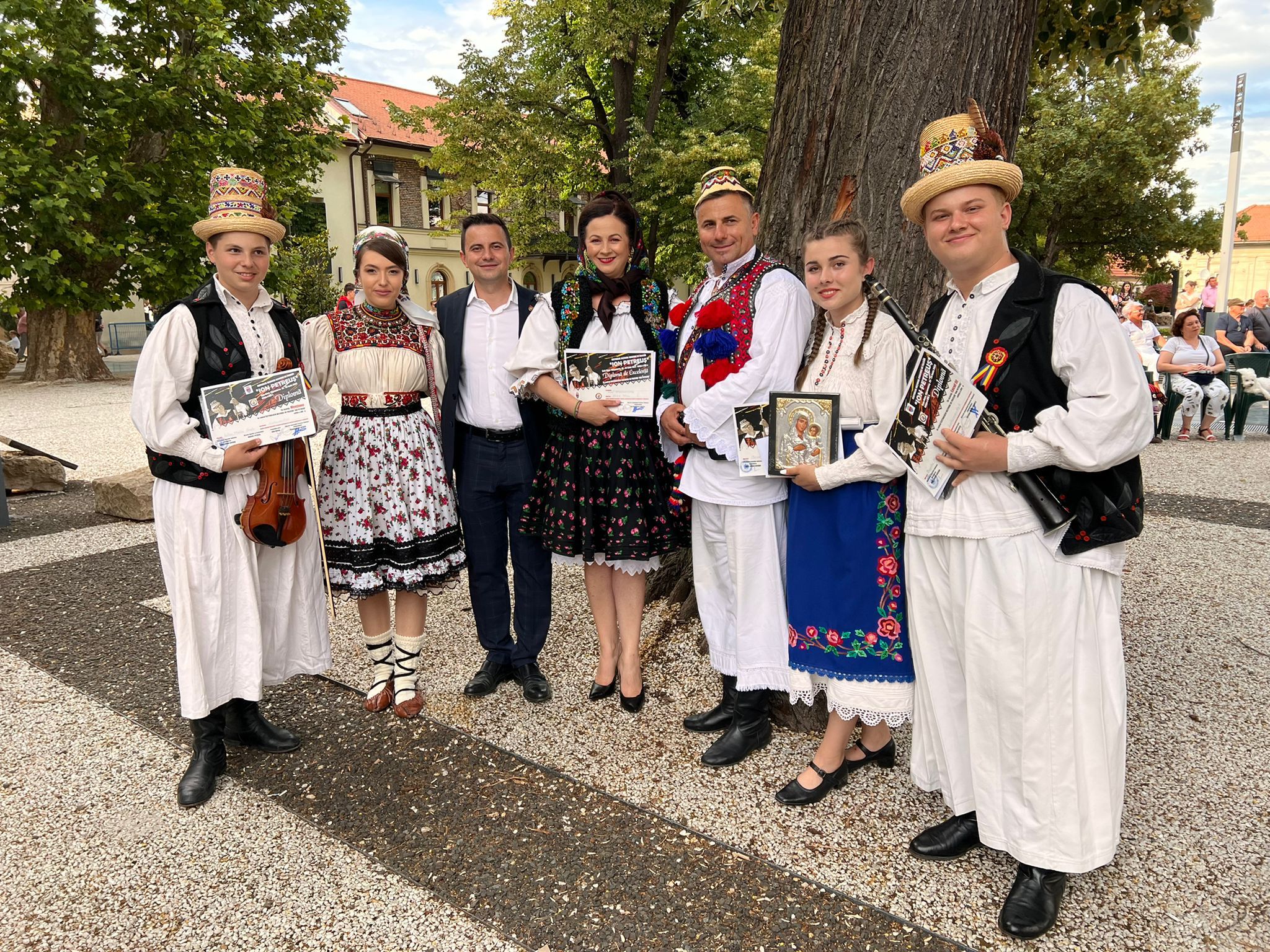 Tineri artiști sătmăreni premiați la cea de-a XIV-a ediție a Festivalului Național Concurs de Folclor „Ion Petreuș”