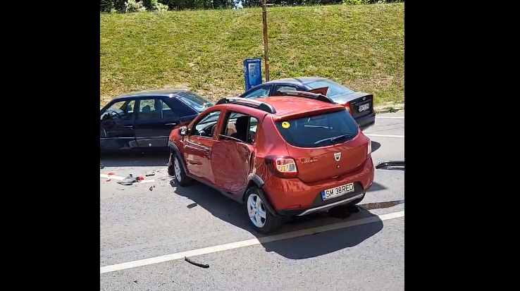 VIDEO/FOTO. OPT mașini LOVITE într-un singur ACCIDENT în Centrul Sătmarului