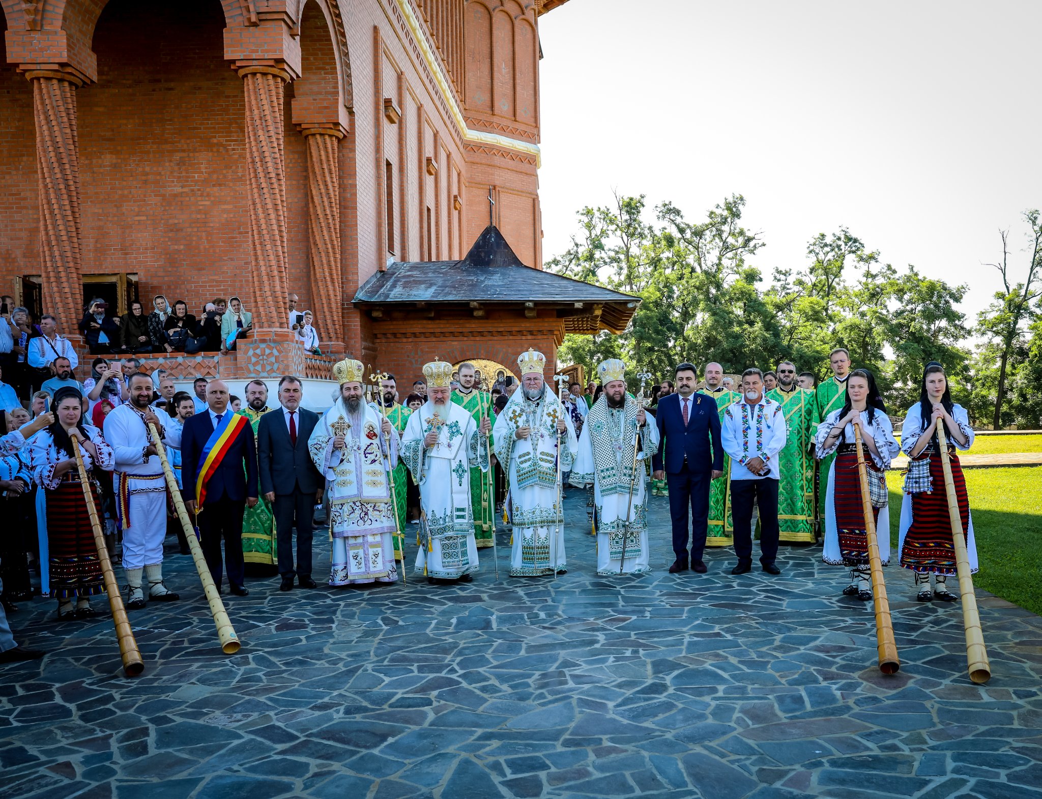 SĂRBĂTOARE. Liturghie Arhierească de excepție la Scărișoara Nouă