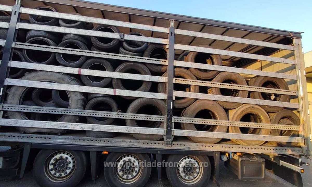 Trei tiruri pline ochi cu deșeuri, întoarse din Vama Petea