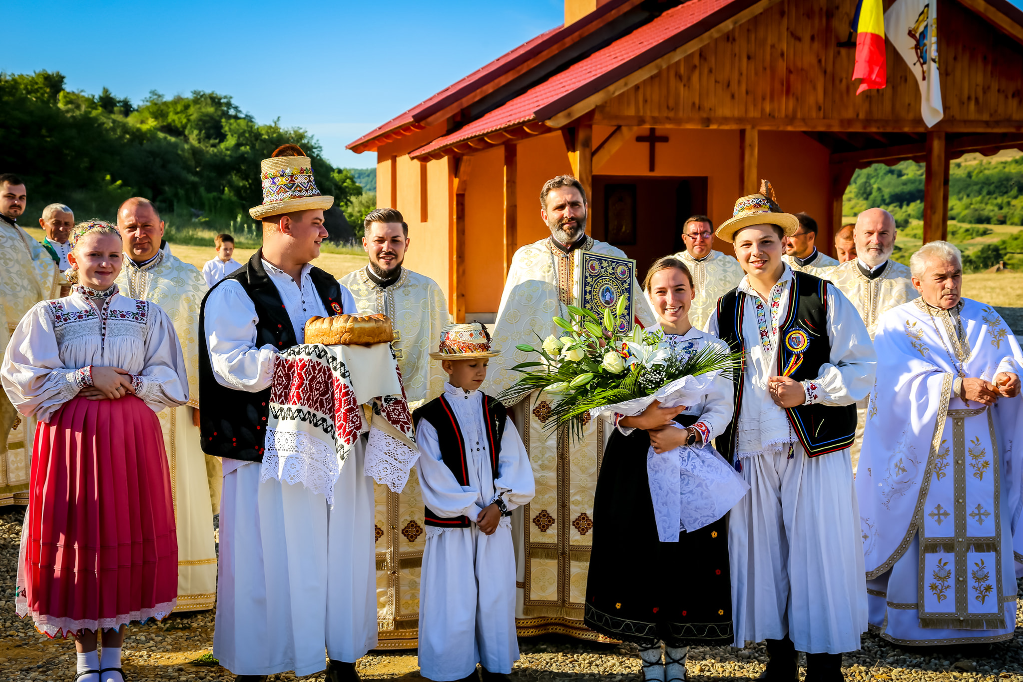 O mulțime de credincioși, prezenți la binecuvântarea capelei de cimitir din Soconzel!
