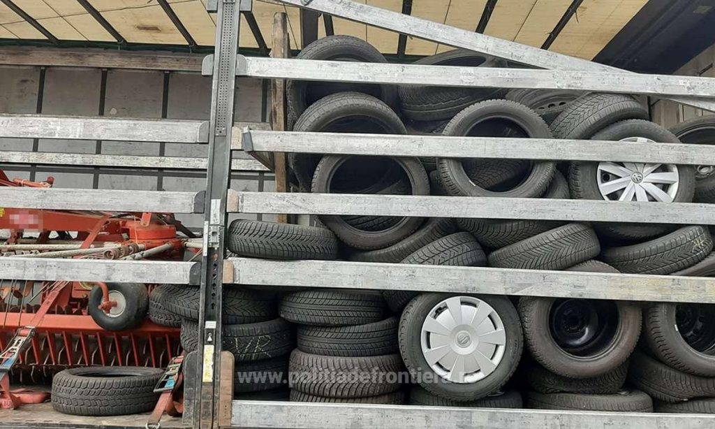 Camion încărcat cu deșeuri oprit la Petea