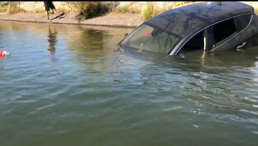 O mașină s-a scufundat în lacul Mujdeni