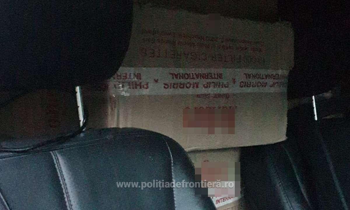 Mercedes, cu număr fals de înmatriculare și încărcat cu baxuri cu țigări, confiscat de polițiștii de frontieră