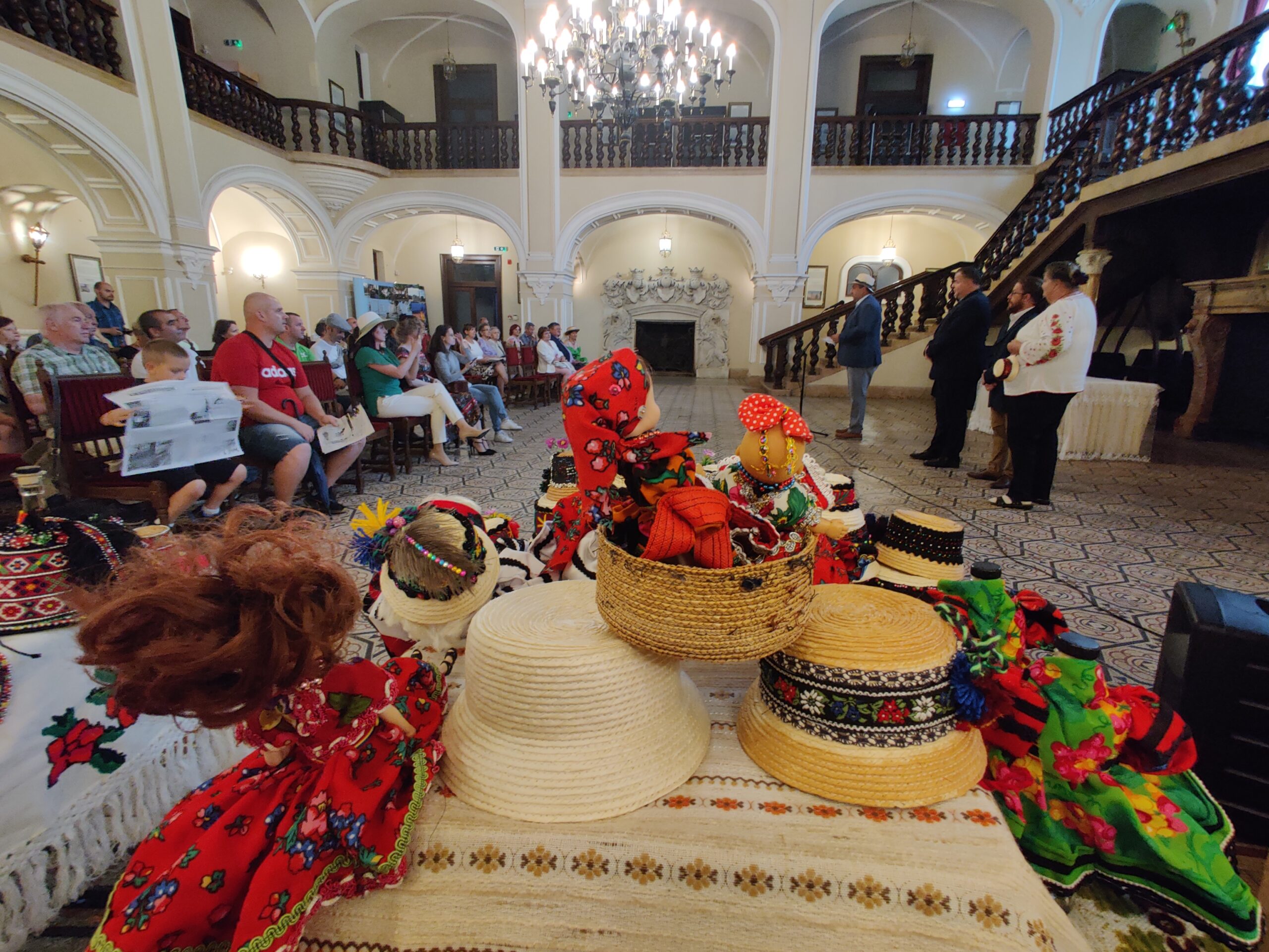 Expoziția "Pălăria accesoriu, eleganță și mesaj" de la Carei, este deschisă publicului