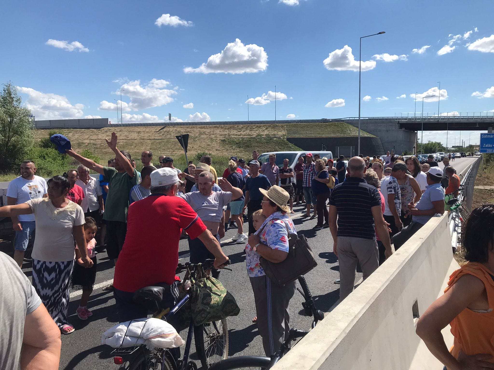 PROTEST în Balta Blondă! Circulația pe o bandă a fost blocată