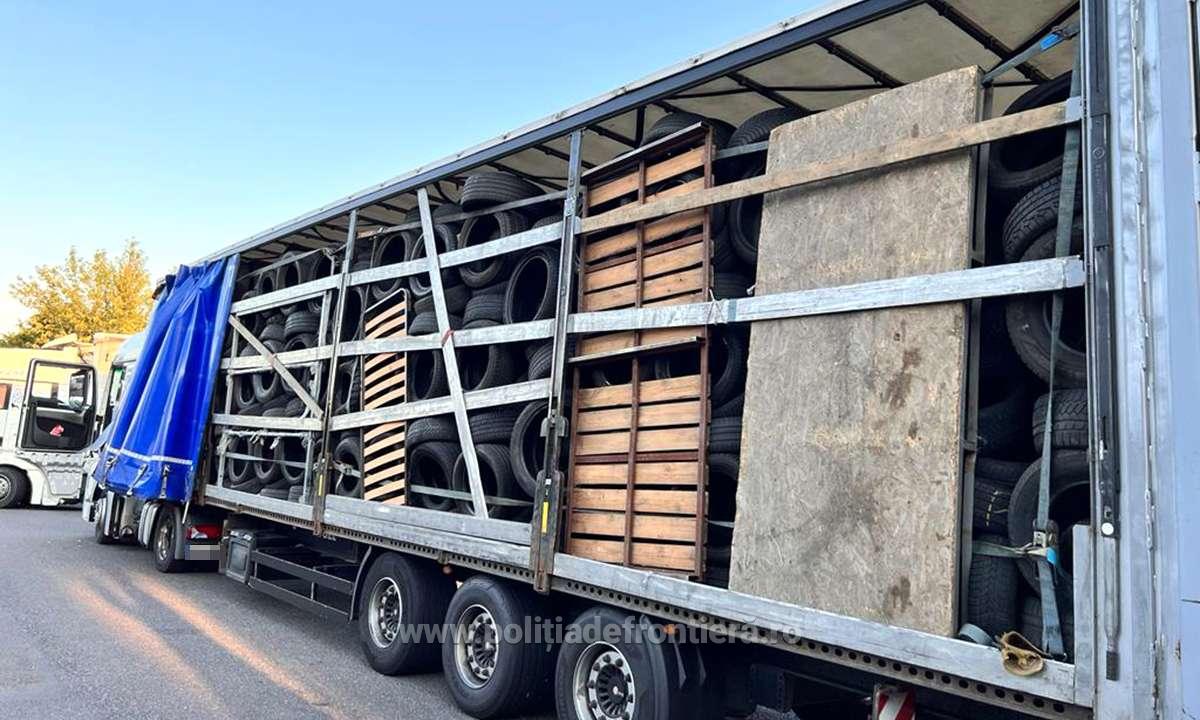 Tir plin cu anvelope uzate, blocat la Petea