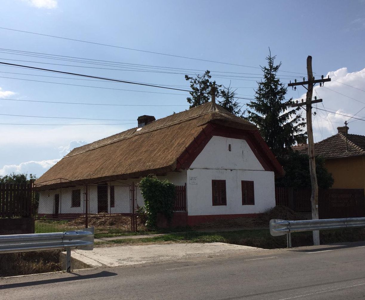 Andrid - apare pentru prima dată menţionat în sursele scrise în anul 1312. A fost vizitat și de către marele poet  şi revoluţionar maghiar Petőfi Sándor