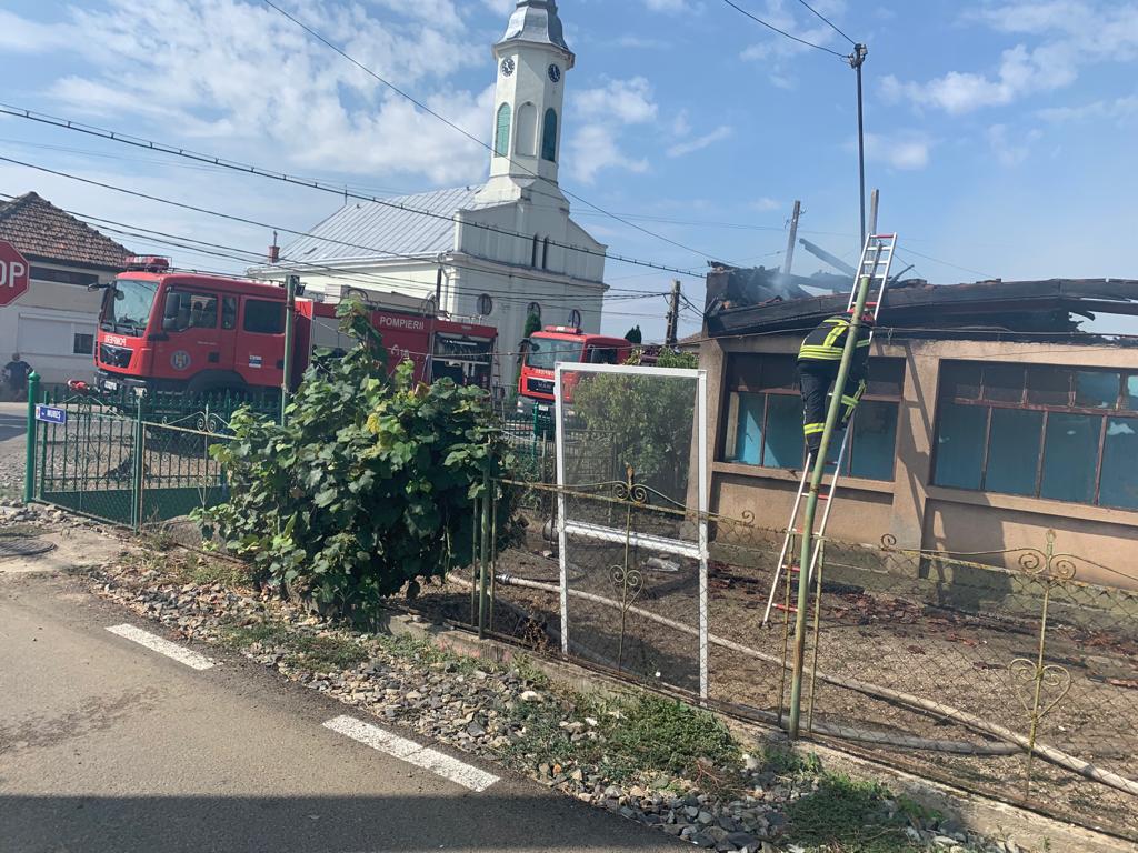 Incendiu în Ambud. A fost afectată și casa învecinată