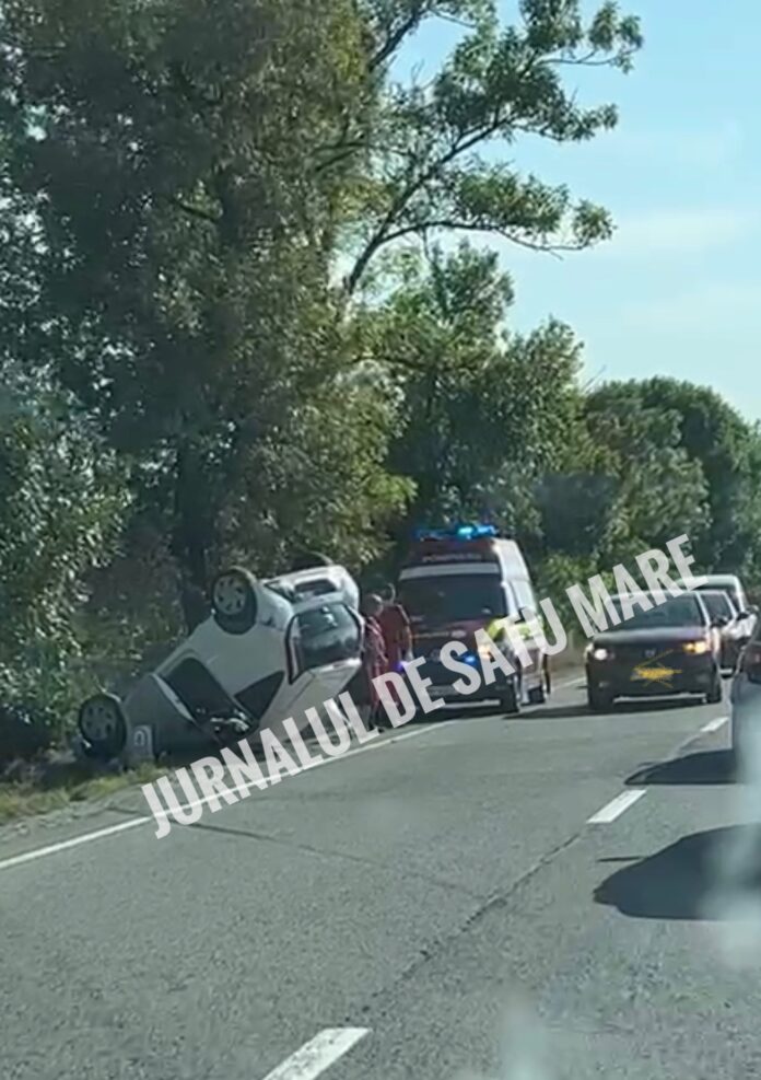 Accident în apropiere de Craidorolț. Un autoturism s-a răsturnat în șanț
