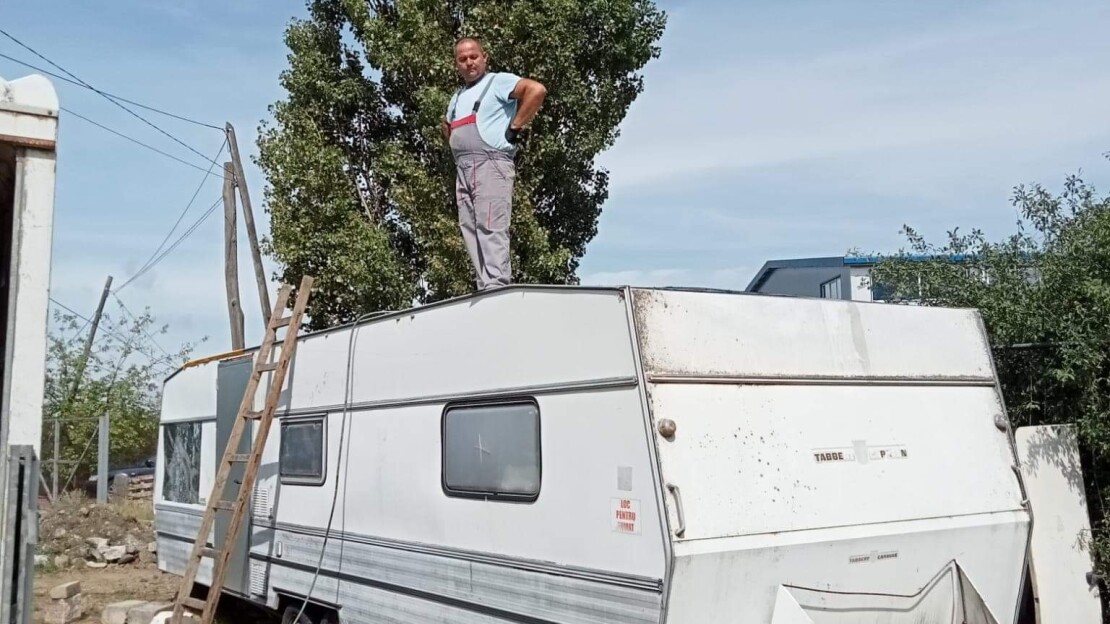 O firmă din Satu Mare a ajutat un bătrân care locuiește într-o rulotă.