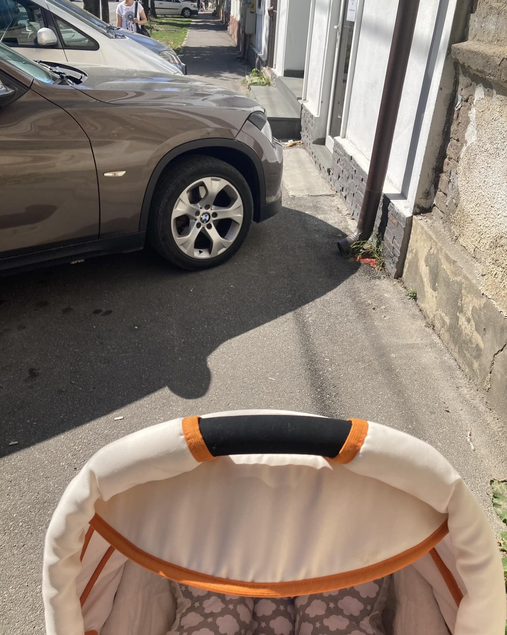 Pietonii pe drum, șoferii pe trotuar