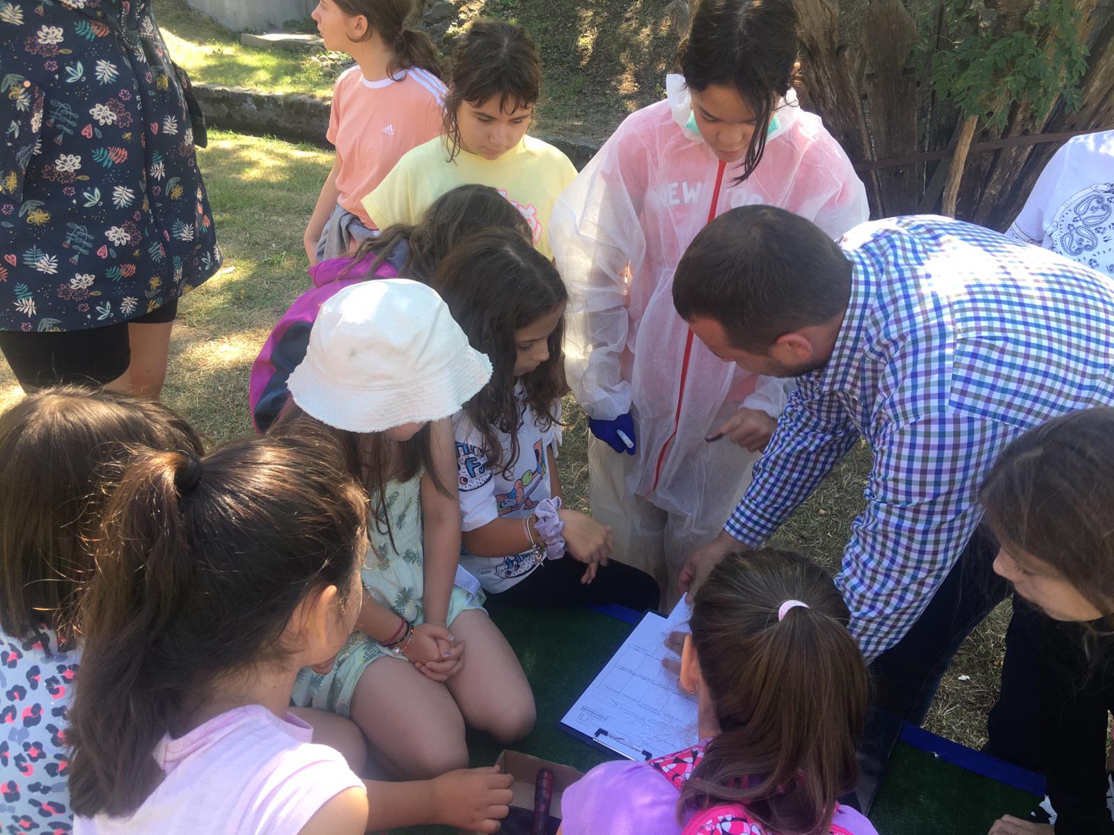 CUNOAȘTERE. Copiii și tinerii din tabăra "Pe ulițele satului"