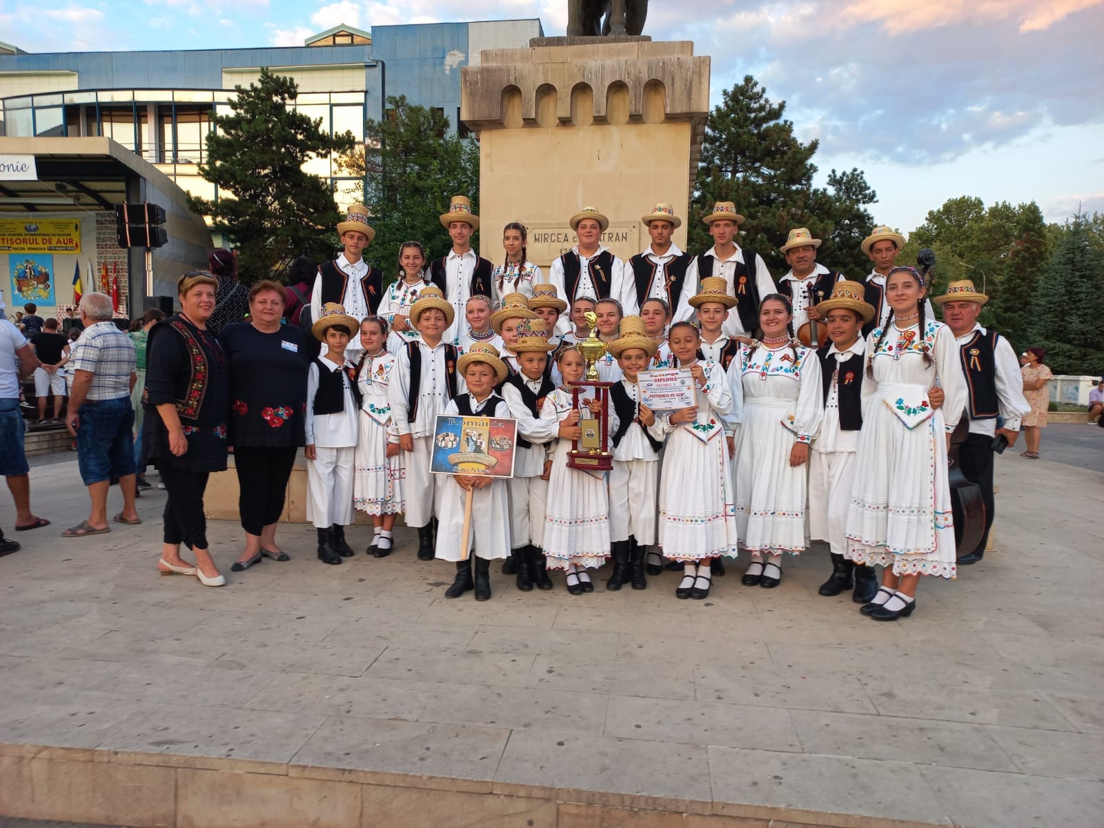 Ansamblul “Cununița Năzdrăvană” revine acasă cu rezultate deosebite!