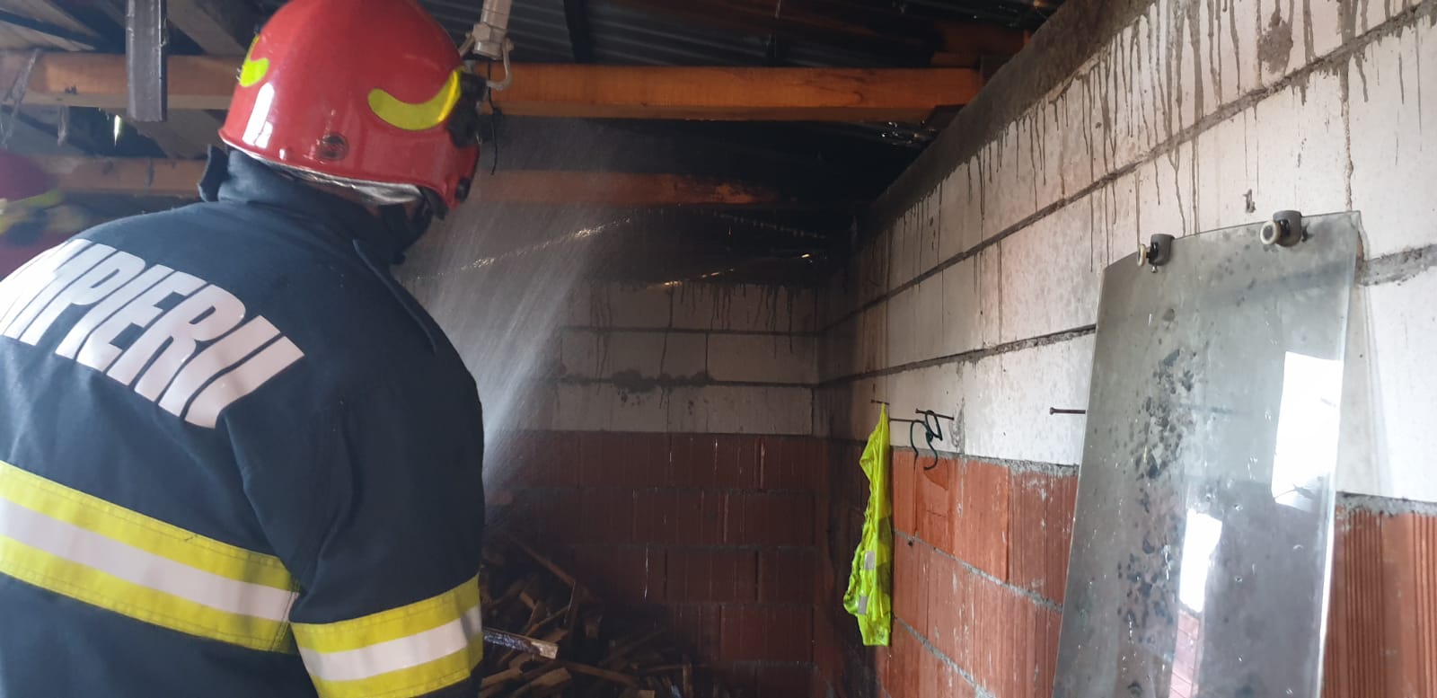 Explozie urmată de incendiu, în Vetiș