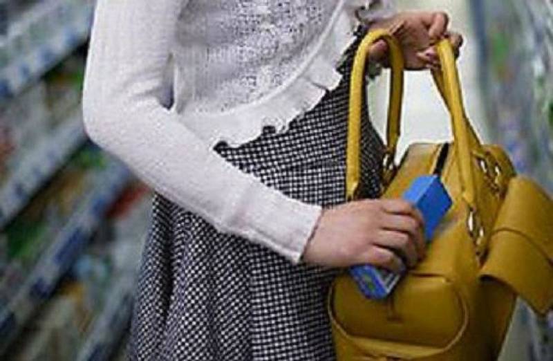 Persoană cercetată pentru săvârșirea infracțiunii de furt