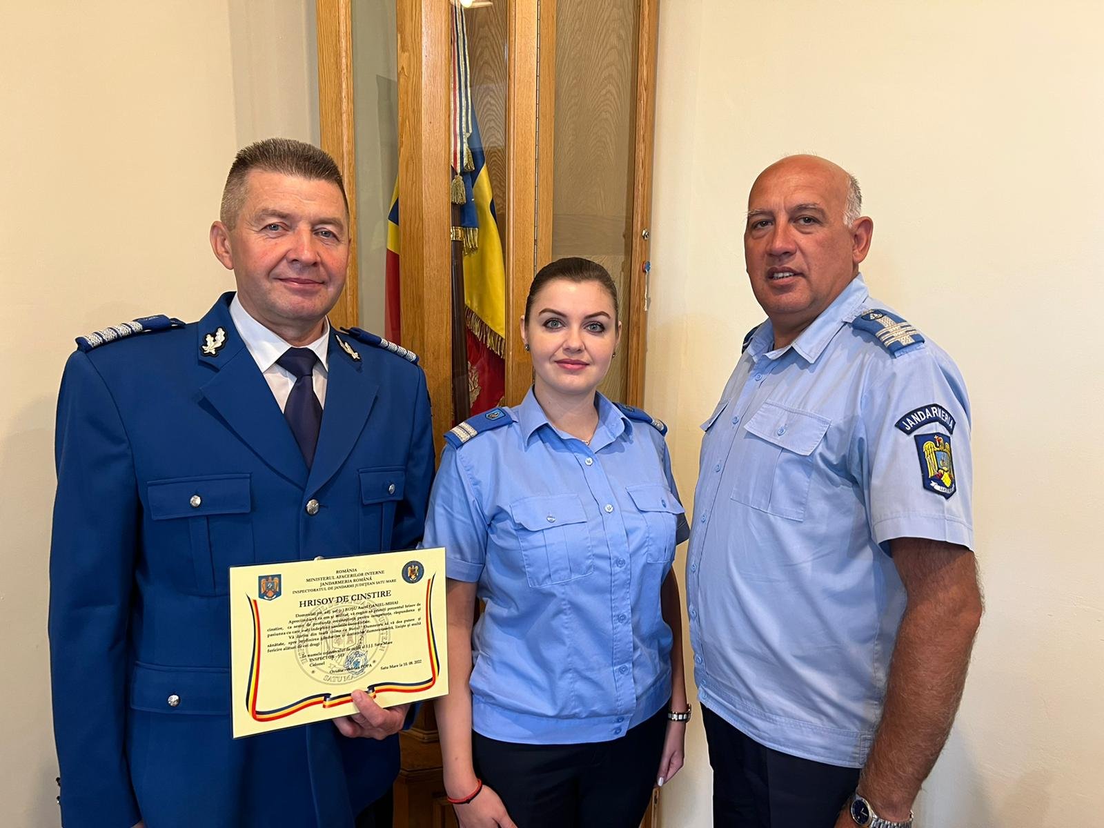 FOTO. EMOȚIONANT. Un jandarm sătmărean s-a pensionat și a predat ștafeta fiicei sale
