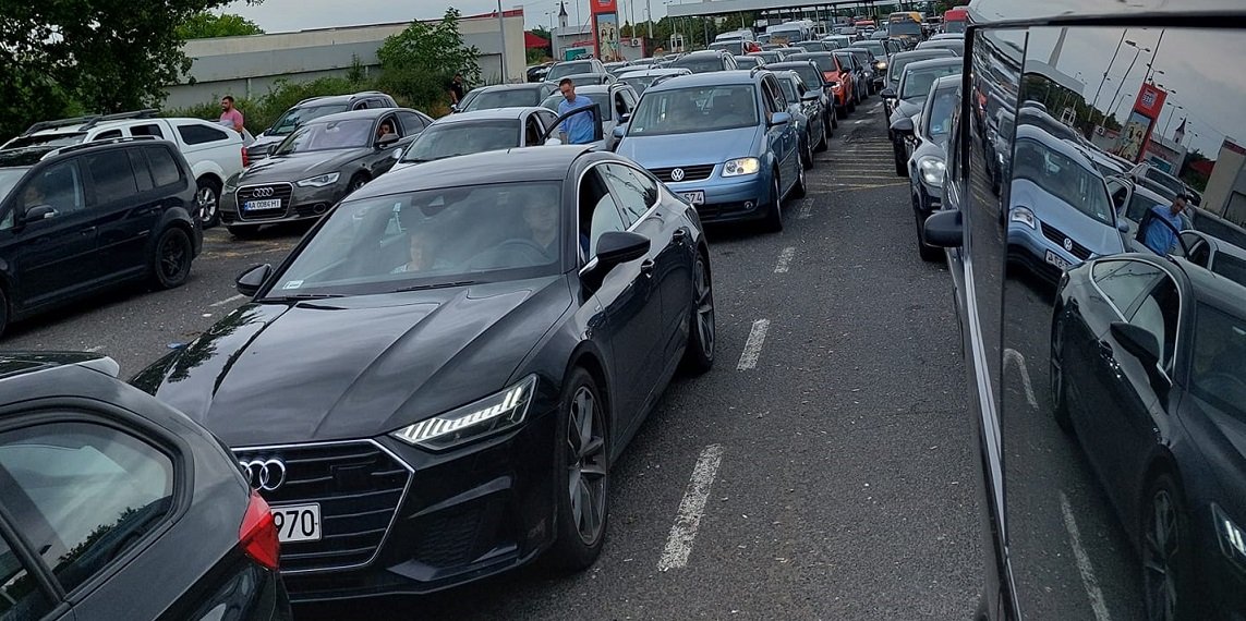 AGLOMERAȚIE Trafic URIAȘ prin vămi în week-end. Peste O SUTĂ DE MII DE PERSOANE