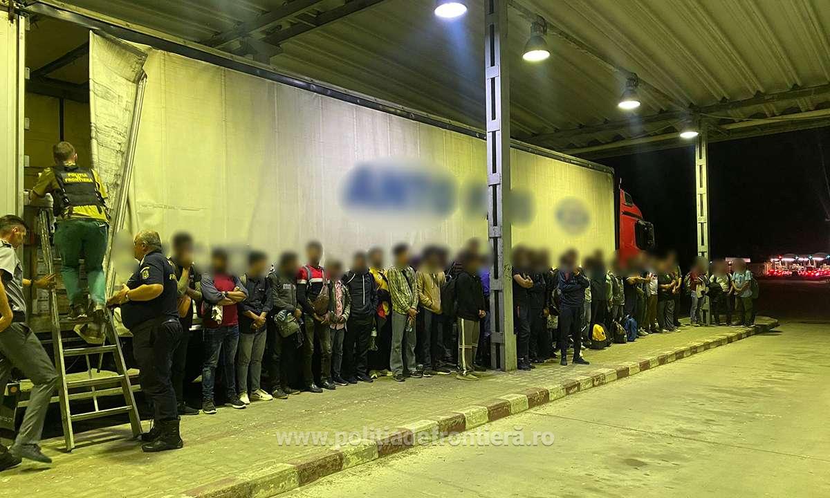 Doi şoferi ai unui automarfar, împreună cu acolitul lor au fost reţinuţi pentru 24 de ore, după ce tirul în care încărcaseră 50 de migranți a fost oprit la PTF Petea