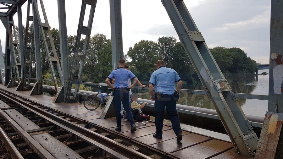 Un sătmărean a amenințat că se aruncă de pe Podul de Fier