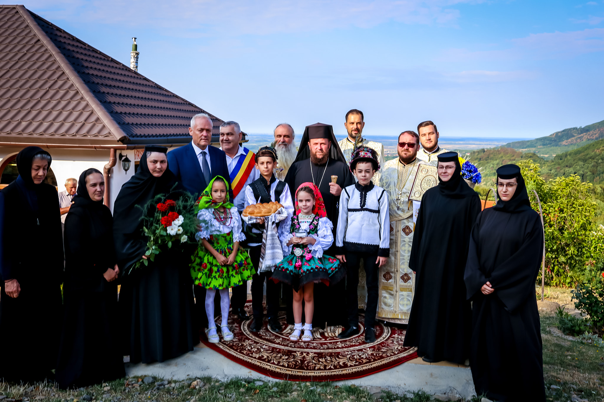 CREDINȚĂ. Slujbă Arhierească în Țara Oașului oficiată de PS. Timotei Sătmăreanul