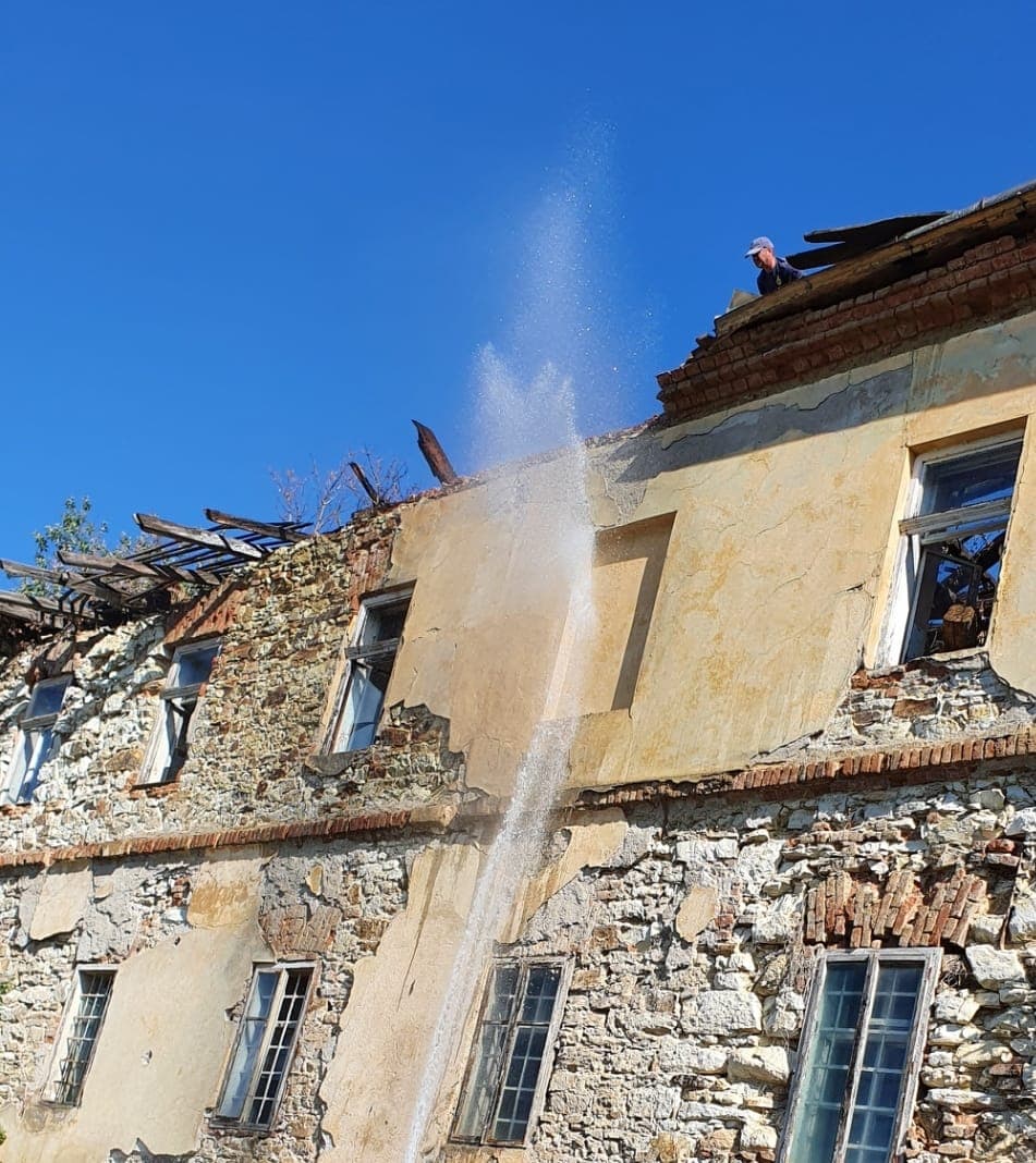 FOTO: Incendiu la fostul Spital din Bixad