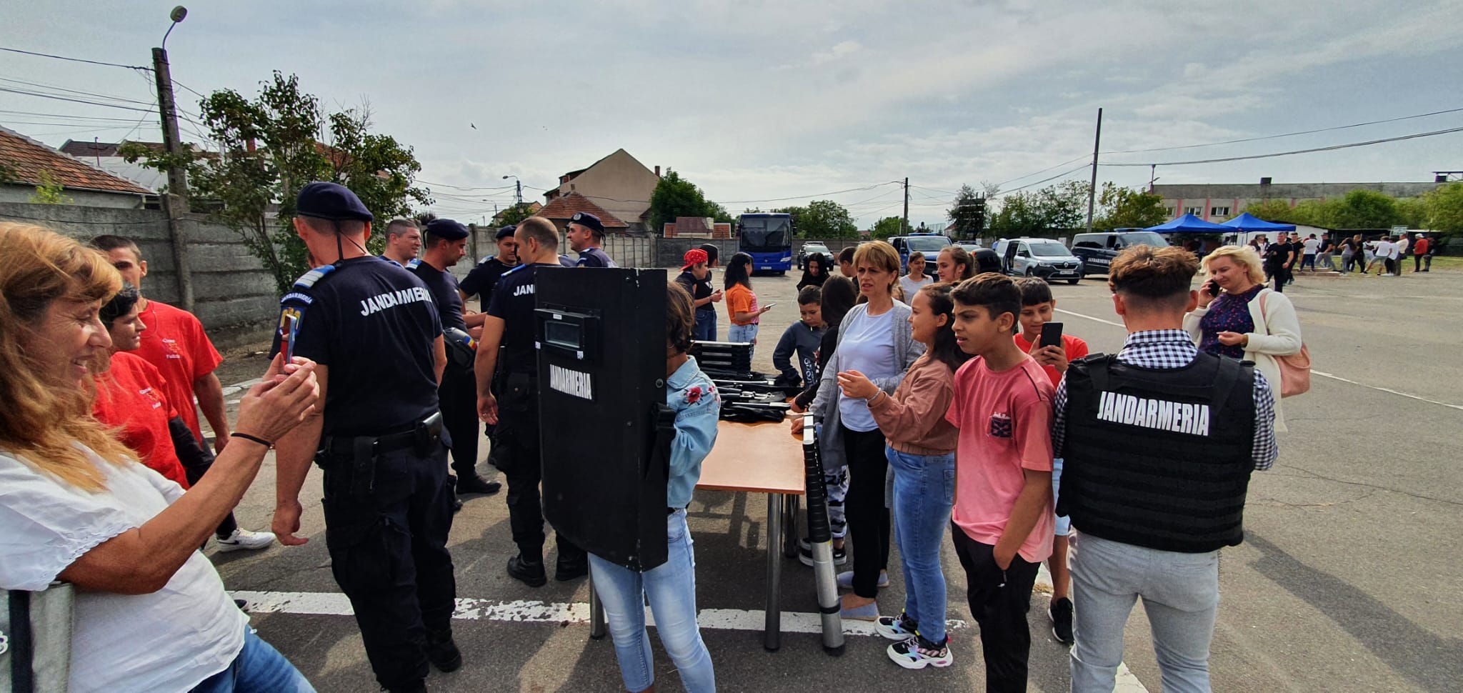 Bucurie și zâmbete de copii în curtea Jandarmeriei Sătmărene