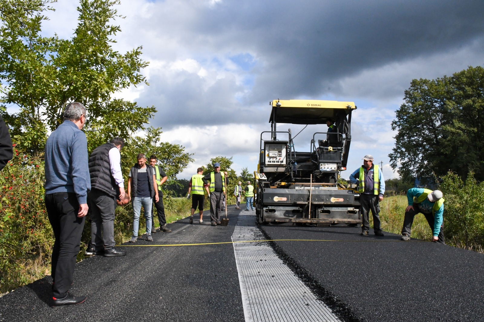 FOTO. Se lucrează intens la întreținerea și modernizarea drumurilor județene, în paralel cu lucrările de alimentare cu apă și canalizare