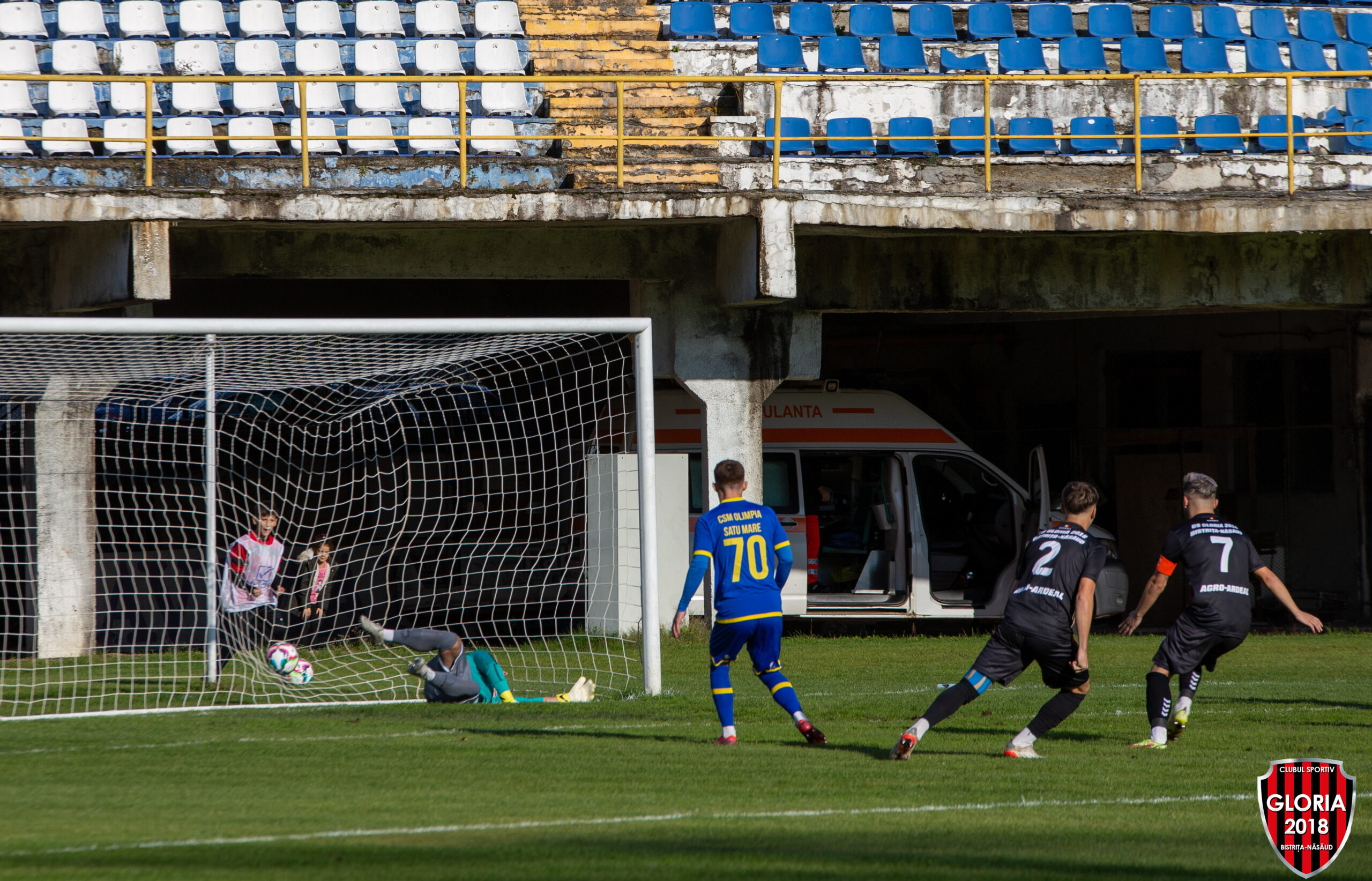 Liga a 3-a: Prima înfrângere pentru trupa lui Csik! Gloria Bistrița- CSM Satu Mare 1-0! ( galerie foto)
